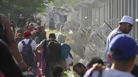 Hongrie: le mur de barbelés fait fuir les migrants