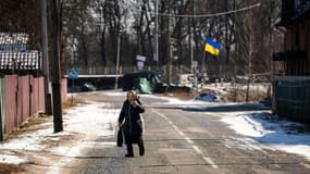 Une femme âgée dans une rue déserte du village de Velyka Dymerka, aux portes de Kiev, le 10 mars 2022 