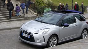 La DS3, avec son toit discrètement replié, est bien moins tape à l'oeil qu'un vrai cabriolet offrant une vue imprenable sur l'intérieur de votre voiture.