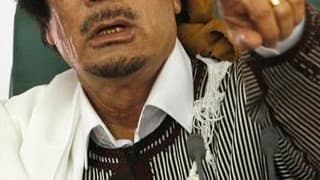 Mouammar Kadhafi affirme dans un entretien au Journal du dimanche que son combat en Libye, où une insurrection ébranle son pouvoir, l'oppose à Al Qaïda et met en garde les Européens contre un "Djihad islamique" à venir s'il est déstabilisé. /Photo prise l
