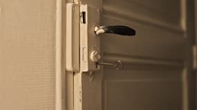 Une clef dans une porte (Photo d'illustration).