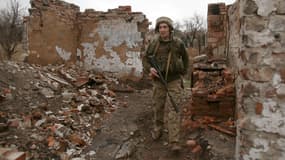 Un soldat ukrainien dans la ville de Mariinka, le 12 avril 2021