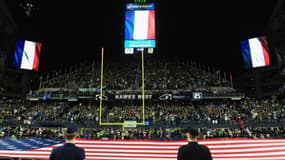 Des drapeaux français sont hissés, le 15 novembre 2015 dans un stade à Seattle en hommage aux victimes des attaques de Paris