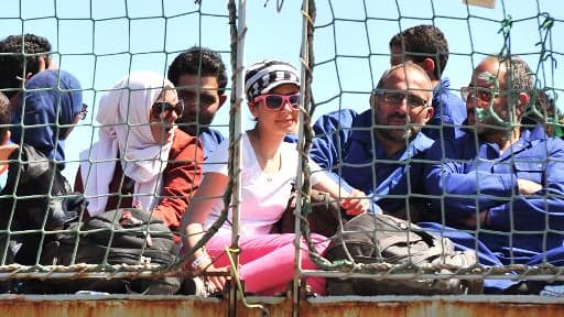 Des migrants sur le pont du navire militaire belge Godetia avant leur arrivée à Crotone dans le sud de la Calabre en Italie, le 30 mai 2015