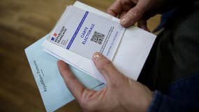 Une électrice attend pour déposer son bulletin de vote lors du 1er tour des législatives, le 30 juin 2024.