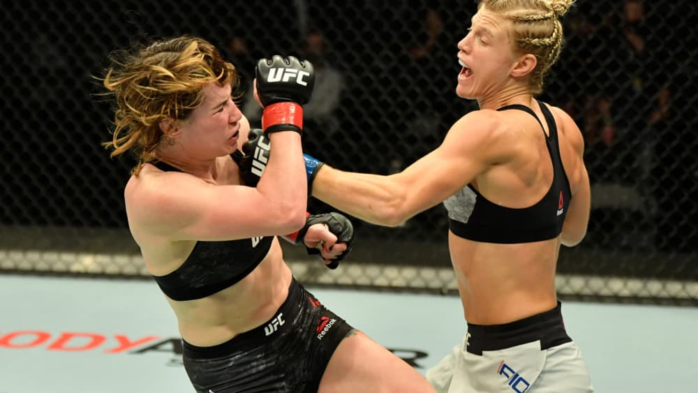 Manon Fiorot (à droite), championne du monde de MMA amateur en 2017, lors de ses débuts victorieux à l'UFC contre Victoria Leonardo