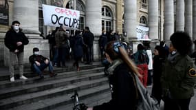 Des manifestants, le 15 mars 2021, devant le Grand-Théâtre de Bordeaux.