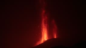 L'éruption du Cumbre Vieja, photographiée de nuit le dimanche 26 septembre 2021