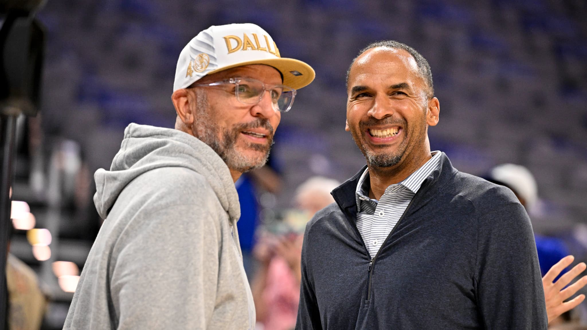 https://images.bfmtv.com/iEFrzo9OXuCQKrOT8pXIxJ6ui7s=/0x109:2048x1261/images/Jason-Kidd-et-Nico-Harrison-entraineur-et-ex-general-manager-de-Dallas-en-marge-d-un-match-NBA-en-octobre-2025-2179219.jpg