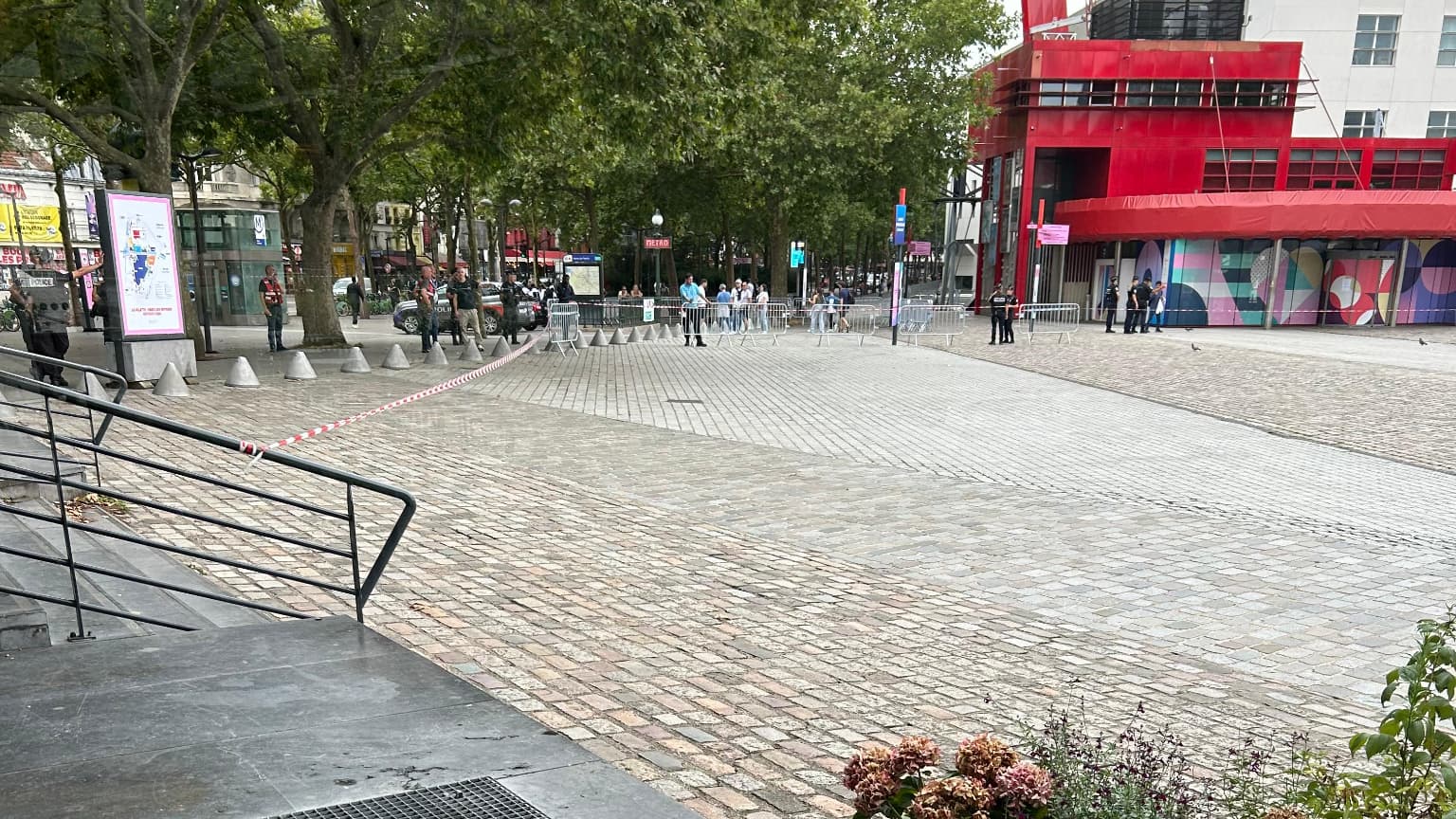 Les services de sécurité ont évacué l'esplanade devant le Club France de la Villette après une alerte à la bombe Les services de sécurité ont évacué l'esplanade devant le Club France de la Villette après une alerte à la bombe