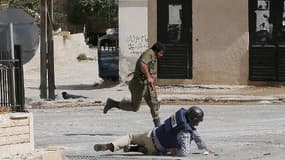 Un reporter de l'AFP tente d'échapper aux balles entre l'armée syrienne et les rebelles à Maalula, le 18 septembre dernier.