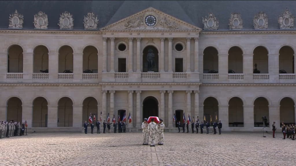 Le cercueil de Maxime Blasco lors de son entrée dans la cour des Invalides, le 29 septembre 2021.