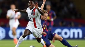 Frenkie De Jong tacle Nuno Mendes en Ligue des champions lors de la rencontre entre le Barça et le PSG, le 1er octobre 2025