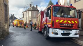 Les pompiers déployés à Bretoncelles, dans l'Orne, après un incendie mortel le 19 octobre 2023.