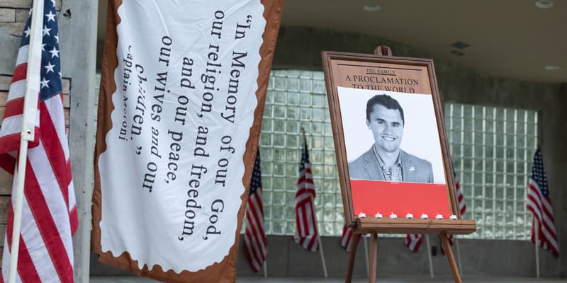 Un portrait et des bougies en mémoire à l'influenceur et jeune activiste Charlie Kirk au parc d'Orem dans l'état de Utah (États-Unis), quelques heures après sa mort le 10 septembre 2025.