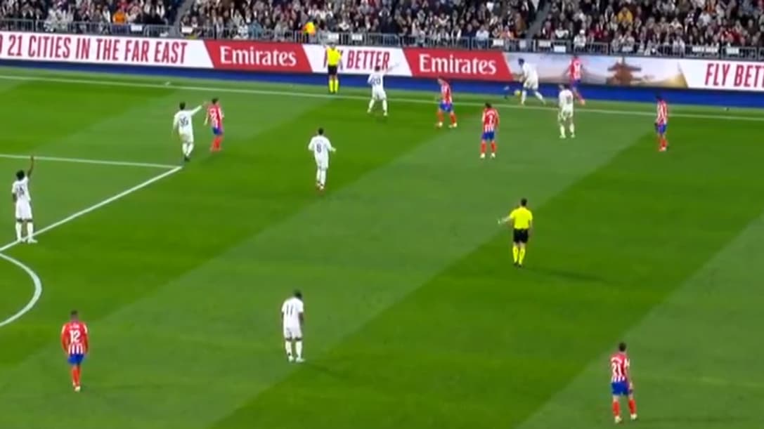Jude Bellingham insulte l'arbitre de touche lors du derby Real-Atlético en Liga, 8 février 2025 Jude Bellingham insulte l'arbitre de touche lors du derby Real-Atlético en Liga, 8 février 2025