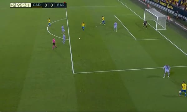 Au centre de l'écran, un deuxième ballon traîne dans la surface du Barça. 