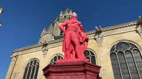 La statue du général Leclerc, à Pointoise, a notamment été couverte de peinture rouge. 