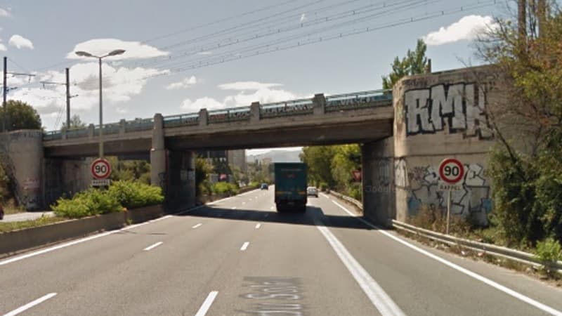 Le piéton marchait sur l'étroite bande à gauche de cette autoroute lorsqu'il a été percuté mortellement.