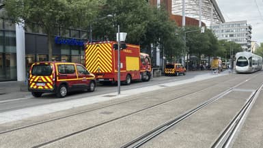 Les sapeurs-pompiers mobilisés devant le centre commercial Confluence de Lyon (Rhône) après une détonation entendue dans le cinéma UGC le mardi 2 juillet 2024.