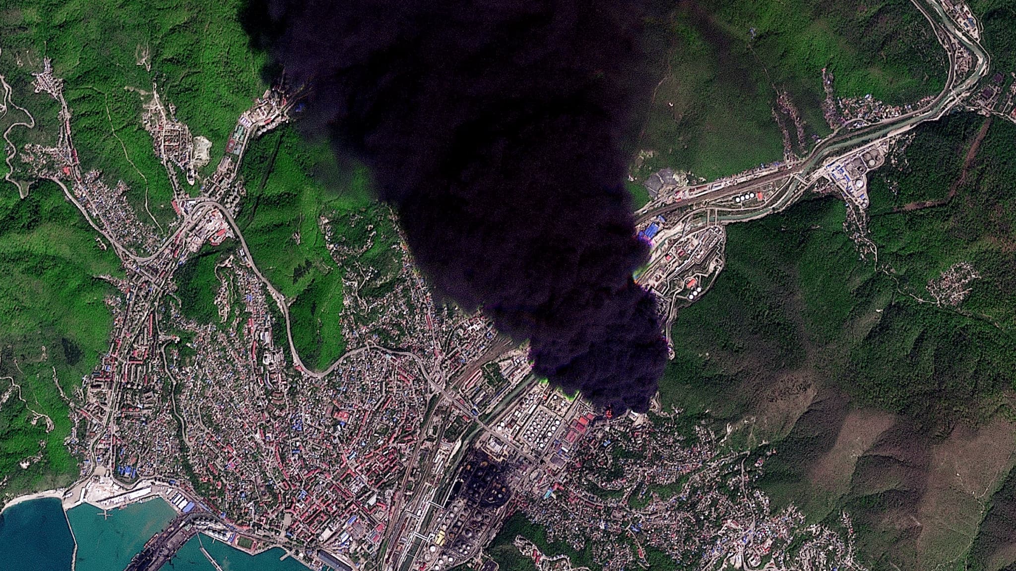 Cette image satellite fournie par Planet Labs PBC le 29 avril 2026 montre un panache de fumée s'élevant de la raffinerie de pétrole de Touapsé, dans le port russe de Touapsé (sud-ouest de la Russie), le 28 avril 2026.