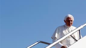 Le pape Benoît XVI à son départ de Rome pour Madrid. Au premier jour de sa visite en Espagne à l'occasion des Journées mondiales de la Jeunesse (JMJ), le souverain pontife a dénoncé les structures économiques qui privilégient le profit au détriment de l'ê