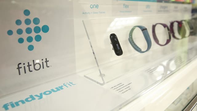 Fitbit a vendu cinq fois plus de bracelets connectés qu'Apple a vendu d'AppleWatch. Mais les deux produits sont-ils vraiment comparables?