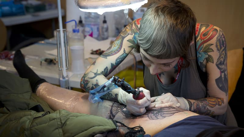 Un client se fait tatouer lors du Mondial du Tatouage, en 2015 à Paris. 