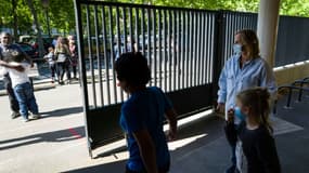Des enfants finissent leur journée d'école à l'établissement élémentaire Cour-de-Lorraine, à Mulhouse, le 18 mai 2020