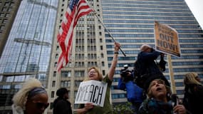 Des manifestants protestent devant le Trump International Hotel &amp; Tower lors d'un déplacement du président à Chicago, le 28 octobre 2019