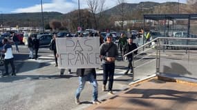 Des agriculteurs lors d'une action coup-de-poing dans un supermarché de Digne-les-Bains (Alpes-de-Haute-Provence) le mercredi 31 janvier 2024.