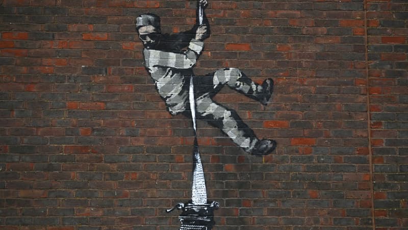 Le nouveau pochoir signé Bansky, sur le mur d'une prison à Reading en Grande-Bretagne.