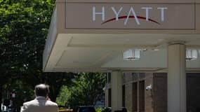 Selon le syndicat Unite Here, présent dans l'économie des services, quelque 10.016 de ses membres ont suspendu le travail dans 25 établissements des groupes Hilton, Hyatt et Marriott. 
