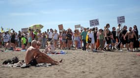 Des manifestants sur une plage de l'île de Tenerife, dans l'archipel espagnol des Canaries, lors d'une manifestation contre le tourisme de masse, le 20 octobre 2024 (photo d'illustration).