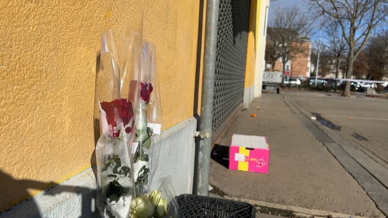 Des fleurs déposées au pied du marché couvert du Canal de Mulhouse (Haut-Rhin), le dimanche 23 février 2025 au lendemain d'une attaque au couteau qui a fait un mort.