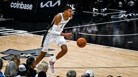 Victor Wembanyama lors de son premier match de NBA entre San Antonio et Dallas, le 25 octobre 2023