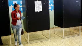 Dans un bureau de vote à Cvitavecchia, à 70 km au nord de Rome. Les Italiens ont commencé à voter dimanche pour des élections municipales partielles -premier scrutin de l'ère Mario Monti, le président du Conseil- dans un climat politique marqué par les sc