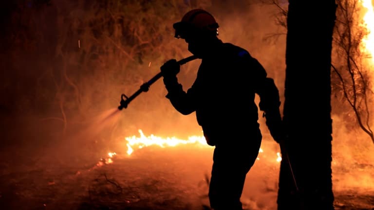 Un pompier s'attaque à un incendie de forêt près de Vidauban, dans le sud de la France, le 11 juin 2024. Photo d'illustration