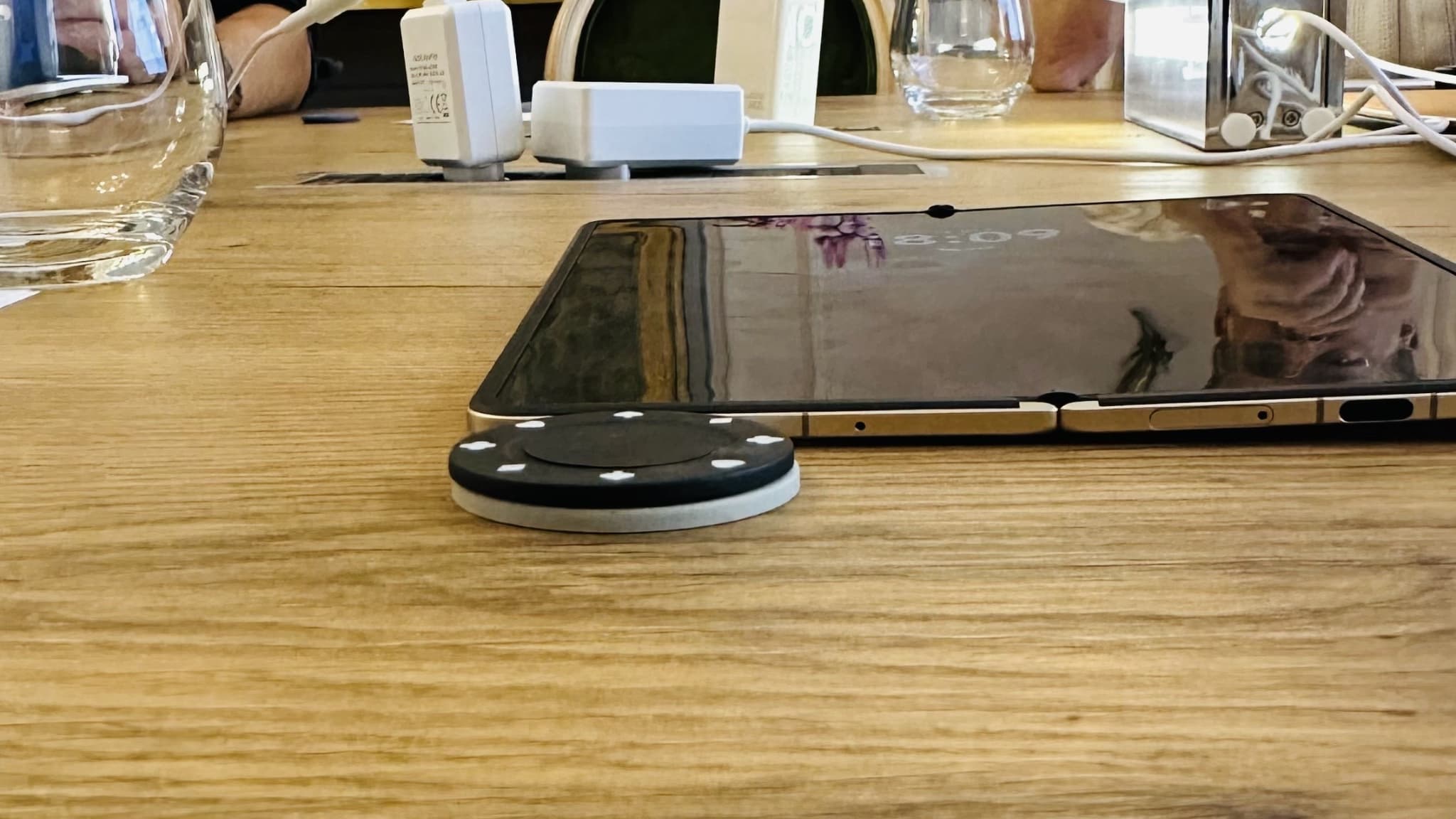 Le Honor Magic V5 est plus fin que deux jetons de poker. Le Honor Magic V5 est plus fin que deux jetons de poker.