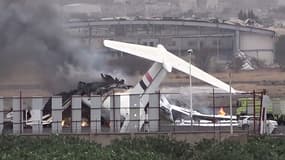 Cette photo, diffusée le 6 mai 2025 par la branche houthie de l'agence de presse yéménite SABA, montre un camion de pompiers éteignant l'incendie d'un avion à l'aéroport international de Sanaa après le bombardement de la capitale yéménite, Sanaa, tenue par les rebelles. L'armée israélienne a déclaré que ses avions avaient bombardé la capitale yéménite, Sanaa, tenue par les rebelles, le 6 mai, « paralysant totalement l'aéroport », en représailles à une attaque de missiles menée par les Houthis, soutenus par l'Iran, contre le principal aéroport israélien.
