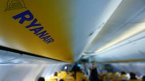 L'intérieur d'un avion Ryanair. La compagnie irlandaise a annoncé qu'elle allait augmenter la taille du bagage à main autorisé (photo d'illustration).