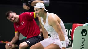 Rafael Nadal tout sourire le 15 novembre 2024, à Malaga, s'apprête à vivre ces derniers instants de joueur de tennis sur le circuit professionnel