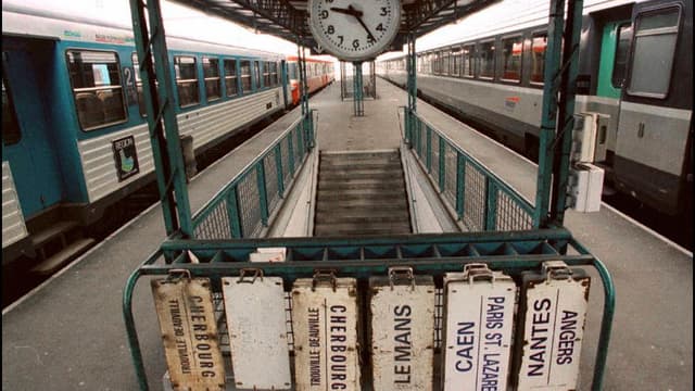 Les panneaux de destination restent accroches. La circulation des trains est perturbée par le mouvement de grève des cheminots en 1997.