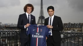 David Luiz, ici aux côtés de Nasser Al-Khelaïfi lors de sa signature avec le PSG