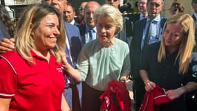Ursula von der Leyen échange avec des humanitaires aux côtés de Giorgia Meloni, à Lampedusa, en Italie, le 17 septembre 2023