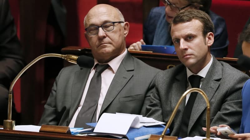 Michel Sapin, le ministre des Finances, avec Emmanuel Macron sur les bancs de l'Assemblée