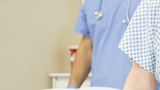 Vaccinée ou non, un dépistage régulier du cancer du col de l'utérus par frottis tous les trois ans est indispensable.