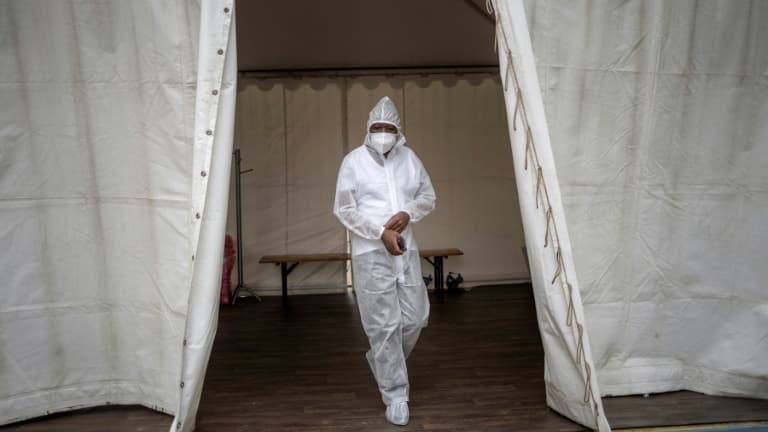 Un membre du personnel médical de l'hôpital de Soweto, en Afrique du sud, en tenue de protection anti-Covid, le 25 janvier 2021 (photo d'illustration)