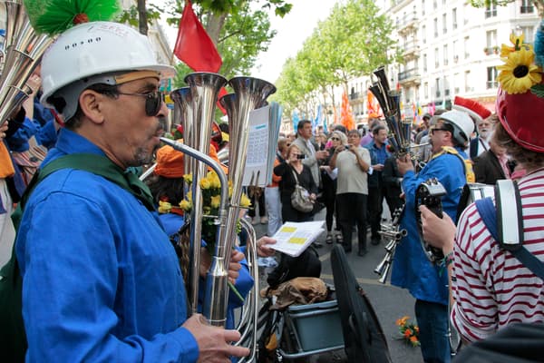 Des manifestants à Paris, le 1er mai 2011.