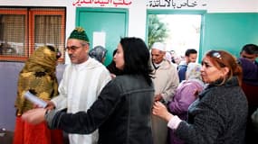 File d'attente dans un bureau de vote à Rabat. Les Marocains ont voté ce vendredi pour des élections législatives anticipées censées traduire dans les faits la volonté de réforme affichée par le roi Mohammed VI sur fond de révoltes démocratiques dans le m